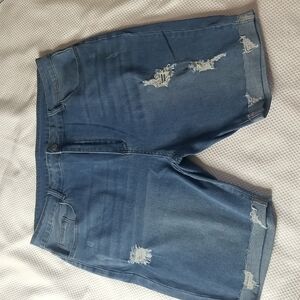 SHEIN CURVE JEAN SHORTS SIZE 3X IN BLUE FRAYED FRONT AND HEM